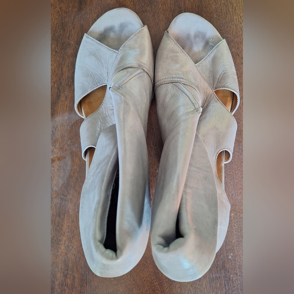 Women's Cream Heeled Shoes - Picture 3 of 4